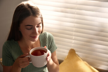 Quer mais tranquilidade sonora para aproveitar os bons momentos do dia a dia? Adicione persiana no seu lar 