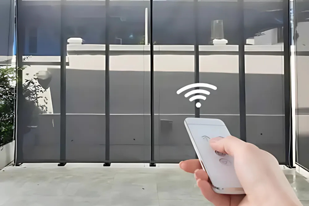 uma mão apertando um controle de automação de persianas valoriza seu imóvel
