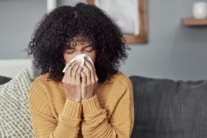 mulher jovem com alergia