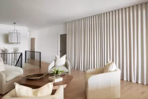 Ambiente com combinações entre cortinas e móveis de sala