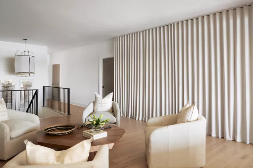 Ambiente com combinações entre cortinas e móveis de sala