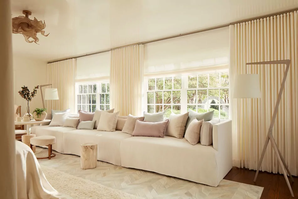 Sala de estar com móveis claros com combinações entre cortinas e móveis de sala