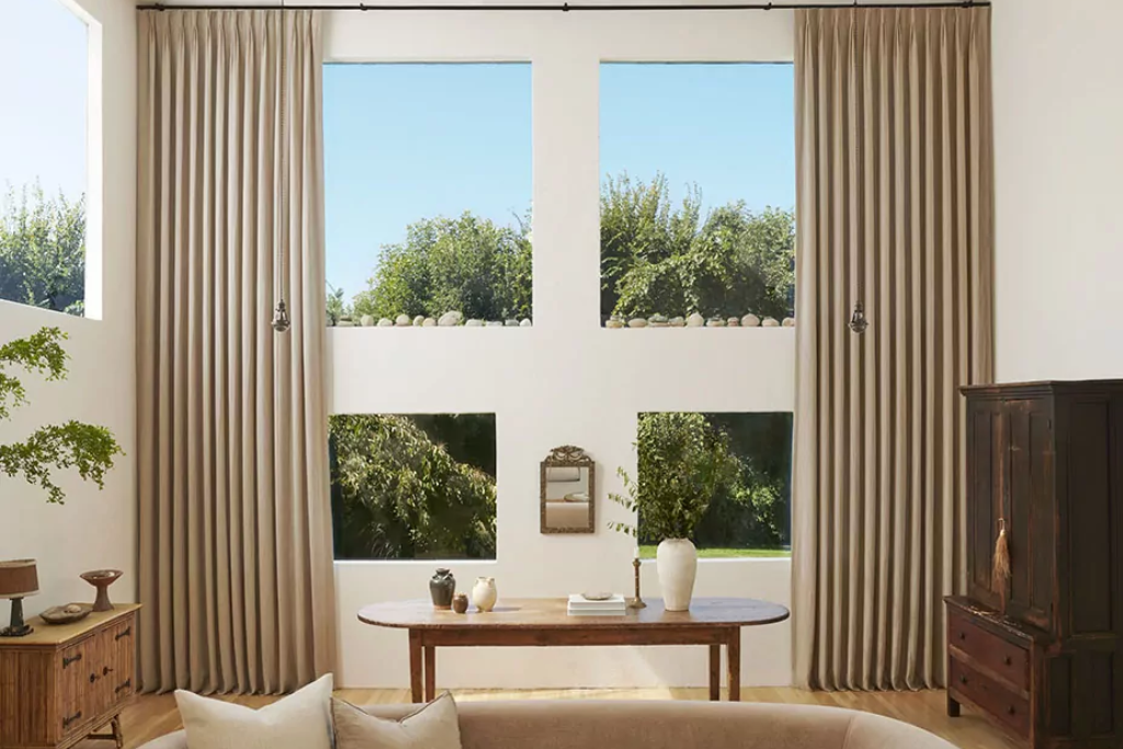 Janela de uma sala de estar com combinações entre cortinas e móveis de sala