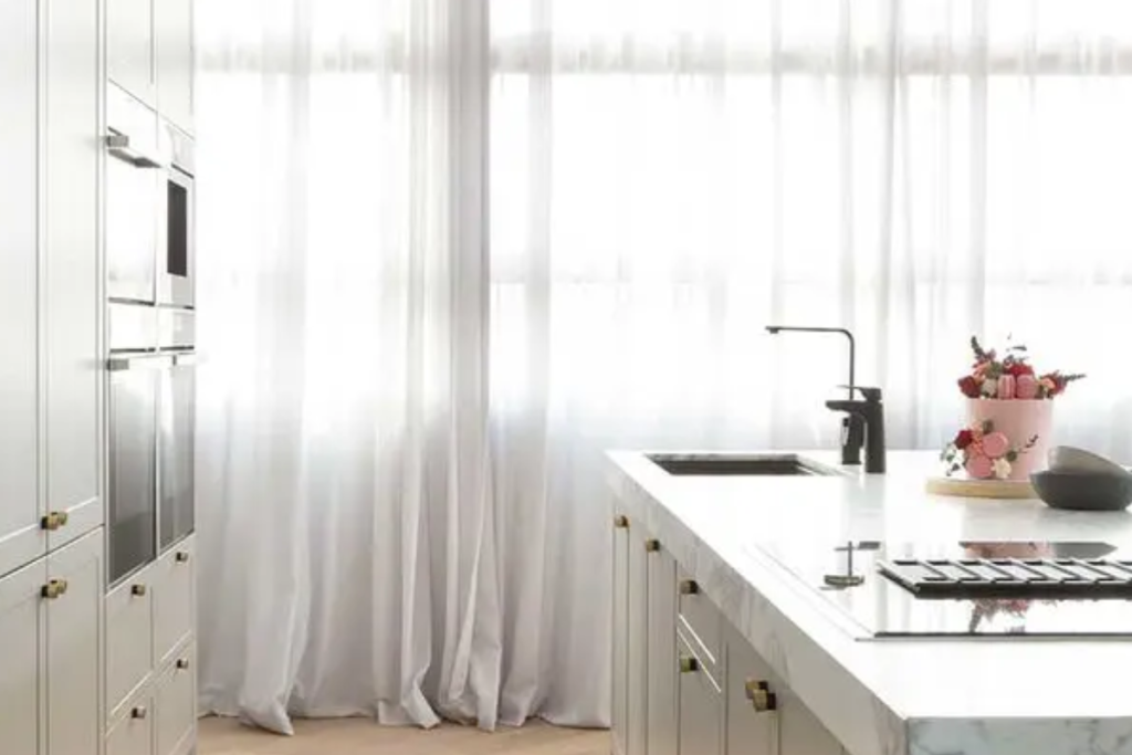 ambiente com cortinas para cozinhas modernas com balcão, armário com forno e utensílios