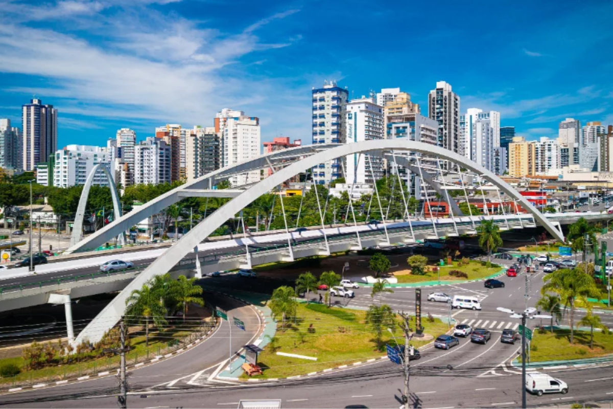 comprar persianas em Osasco - imagem da cidade com carros, prédios e pontes