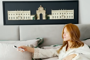 Thuany Maciel apertando o controle de suas persianas motorizadas