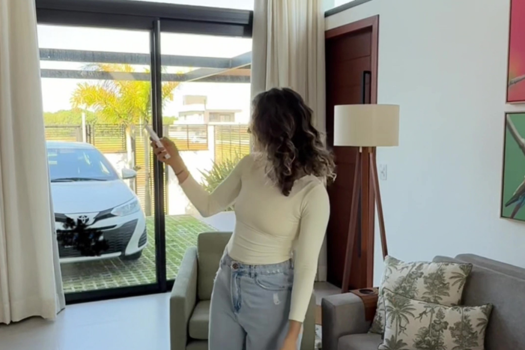 Pé-direito alto, desafios das persianas e cortinas motorizadas da Bruna Visconti